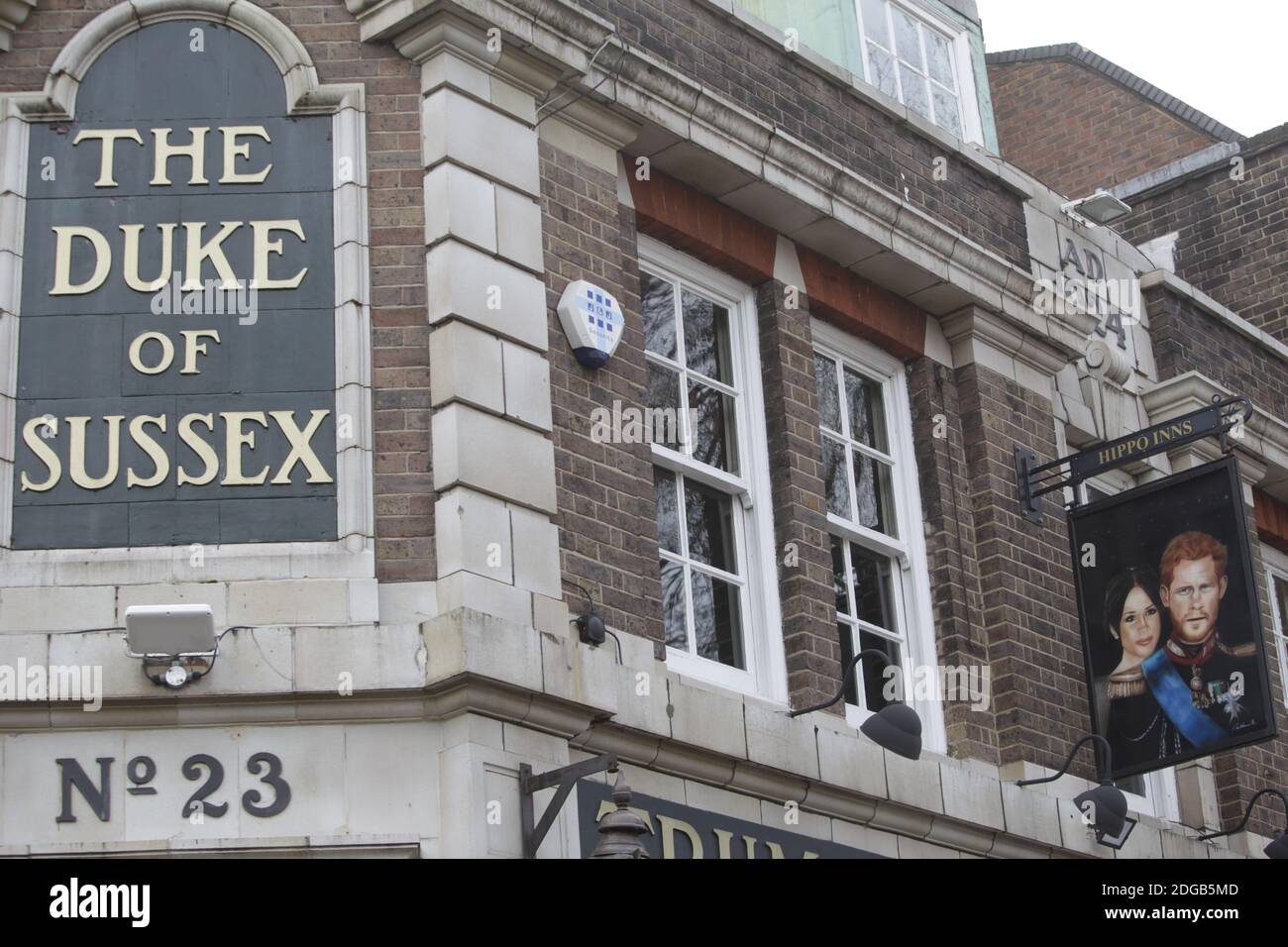 Un panneau représentant le duc et la duchesse de Sussex est accroché devant le pub du duc de Sussex à Londres, en Grande-Bretagne, le 8 décembre 2020. Photo/John Voos Banque D'Images