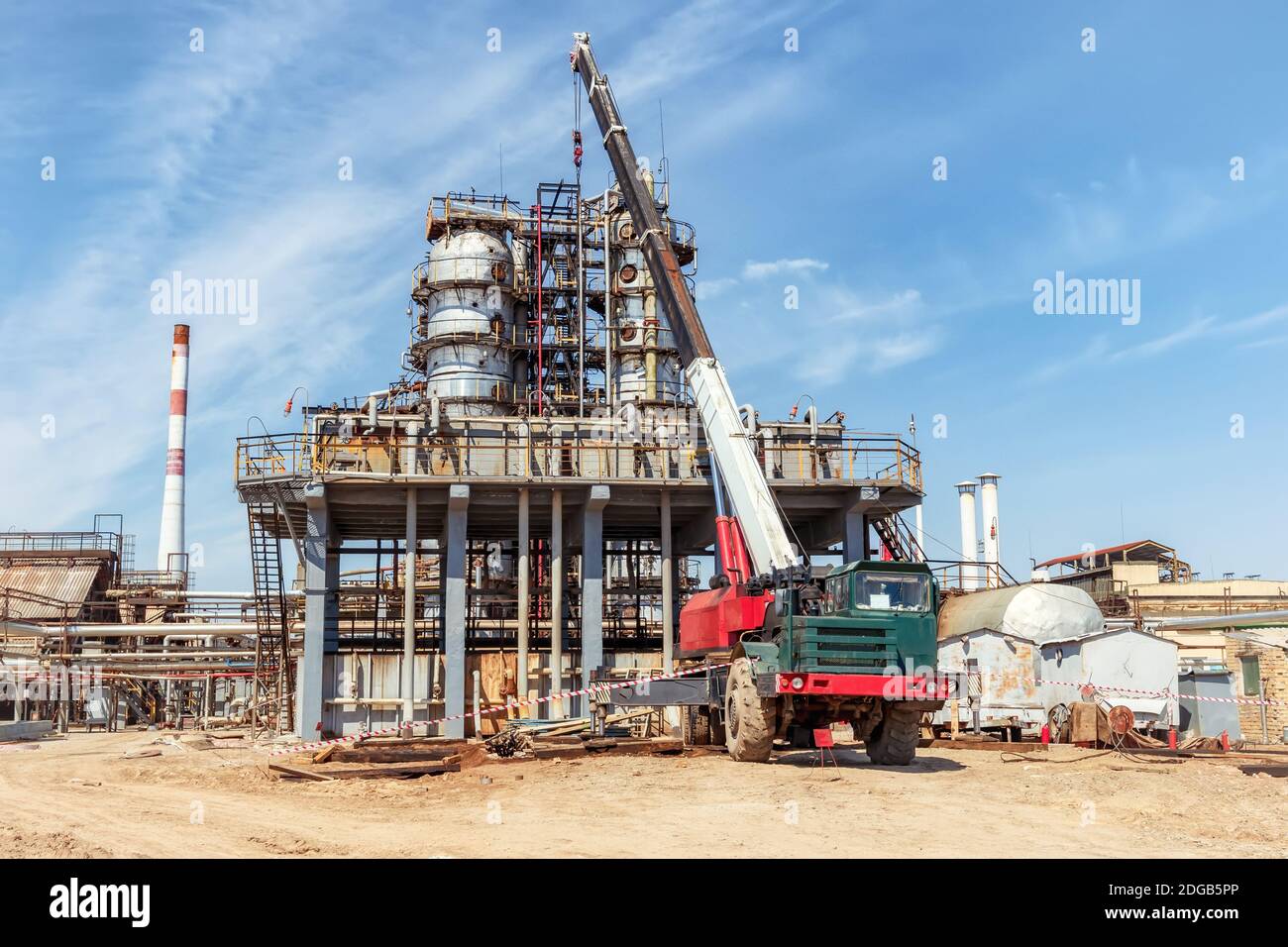Travaux de réparation de l'ancienne production d'huile et de produits chimiques avec l'utilisation d'une grue spéciale pour camions lourds Banque D'Images