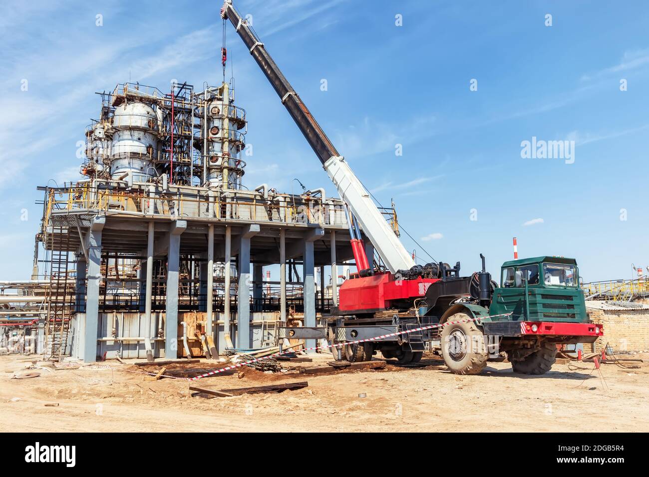 Travaux de réparation de l'ancienne production d'huile et de produits chimiques avec l'utilisation d'une grue spéciale pour camions lourds Banque D'Images