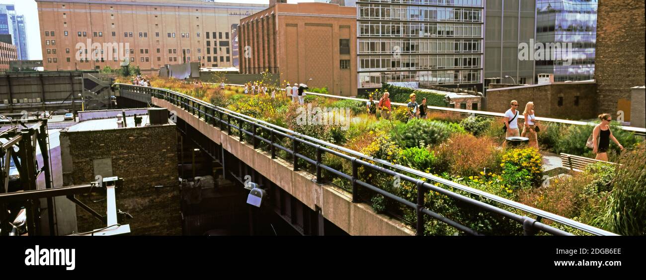 Touristes dans un parc en hauteur, High Line, Manhattan, New York City, New York State, Etats-Unis Banque D'Images