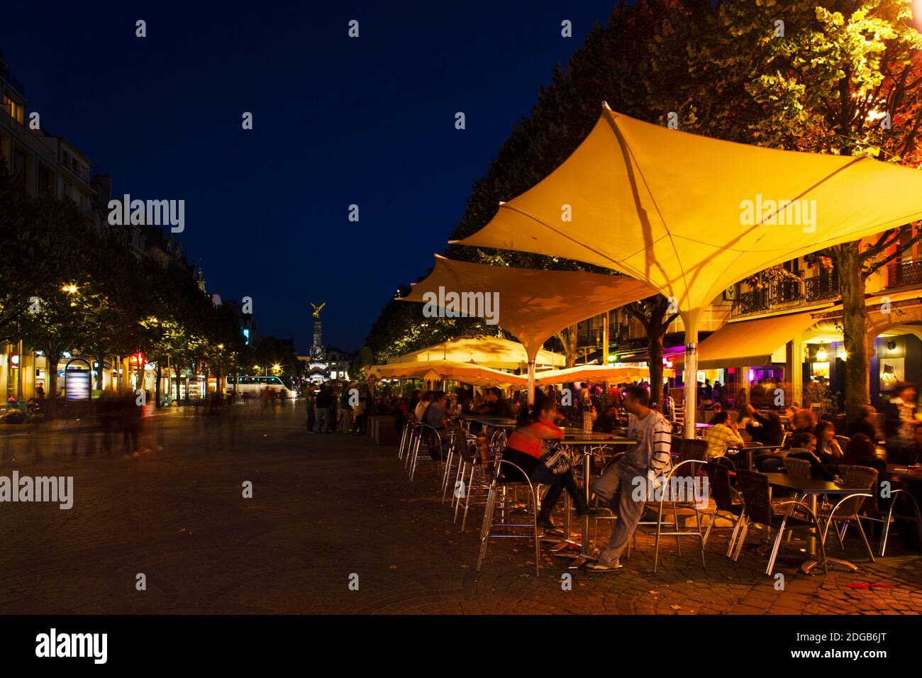 Personnes dans les cafés-terrasses d'une ville, place Drouet d'Erlon, Reims, Marne, Champagne-Ardenne, France Banque D'Images