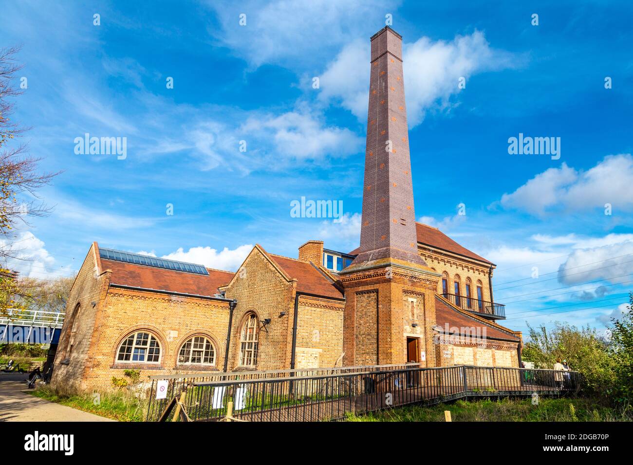 The Engine House avec le café Larder à l'intérieur de Walthamstow Wetlands, Lea Valley Country Park, Londres, Royaume-Uni Banque D'Images