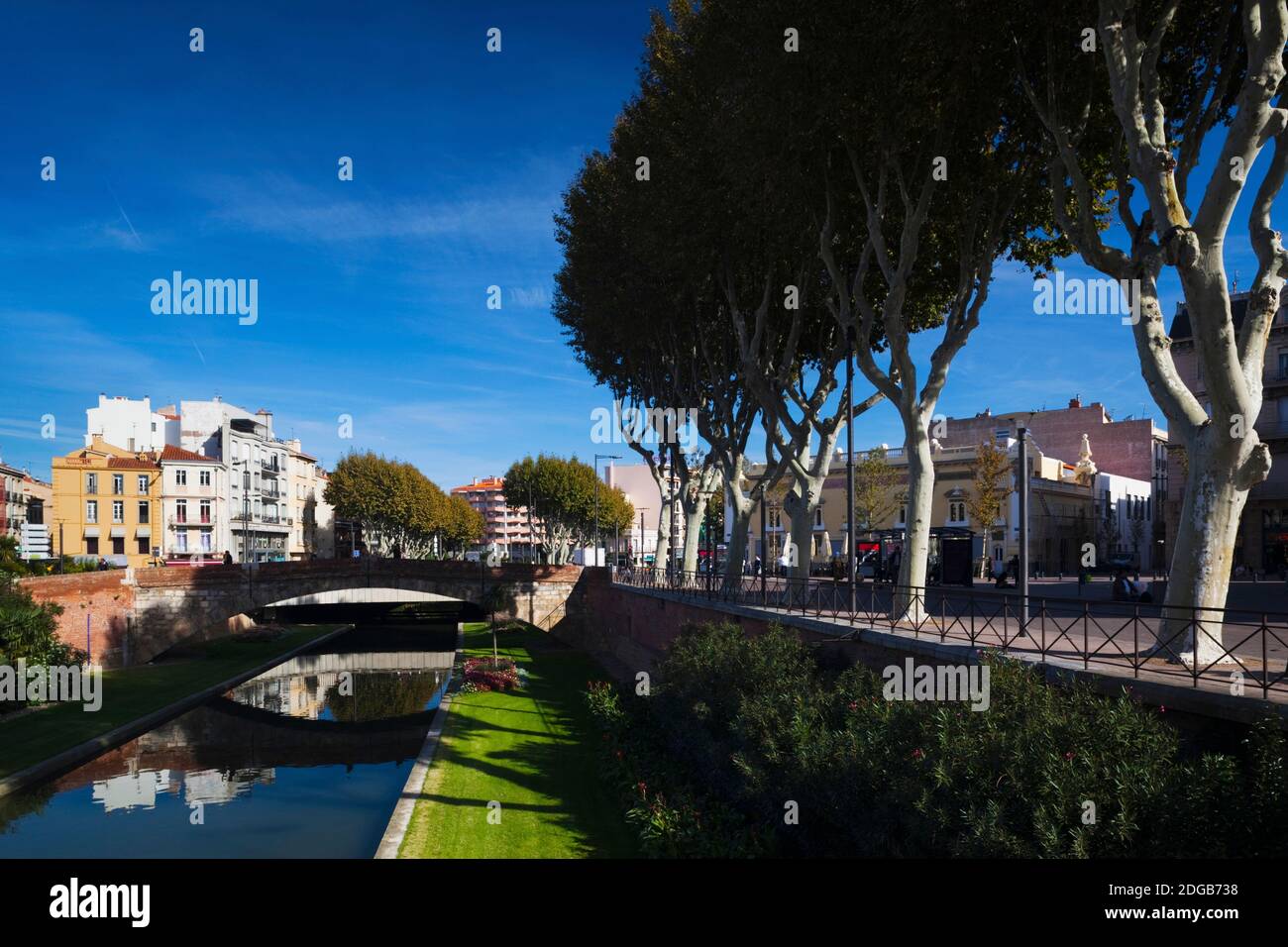 Bâtiments le long de la Basse Riverfront, Perpignan, Pyrénées-Orientales, Languedoc-Roussillon, France Banque D'Images Bâtiments le long de la Basse Riverfront, Perpignan, Pyrénées-Orientales, Languedoc-Roussillon, France Banque D'Images