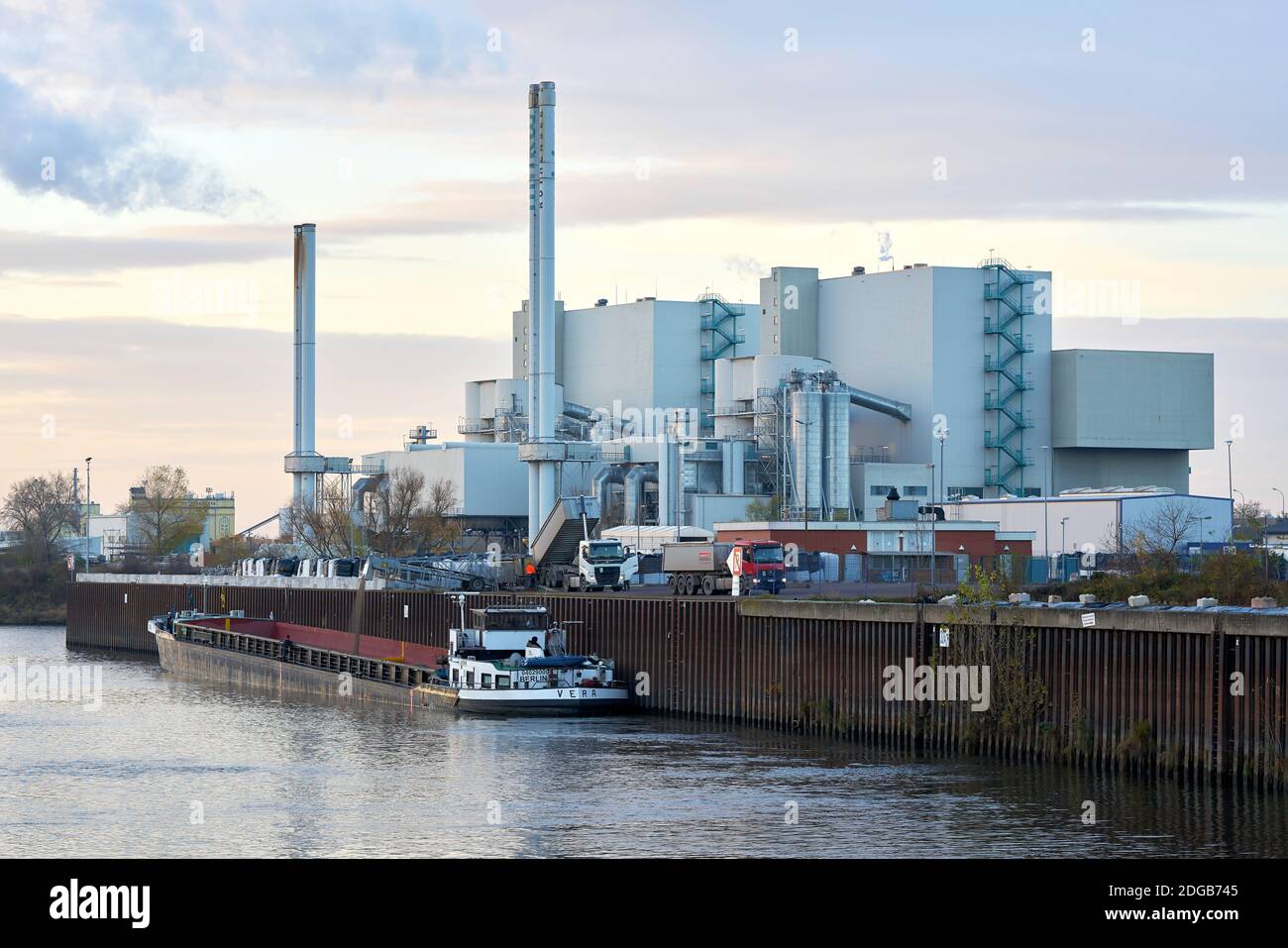 Usine de transformation des déchets en énergie sur les rives de la rivière Elbe à proximité Magdebourg Banque D'Images