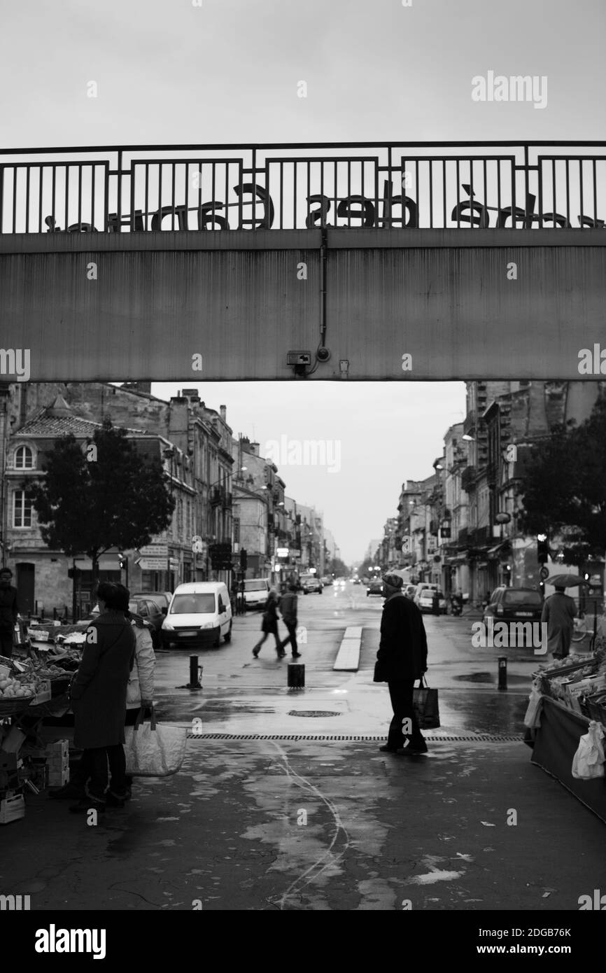 Les gens dans un marché, les Marches des Capucins, Bordeaux, Gironde, Aquitaine, France Banque D'Images
