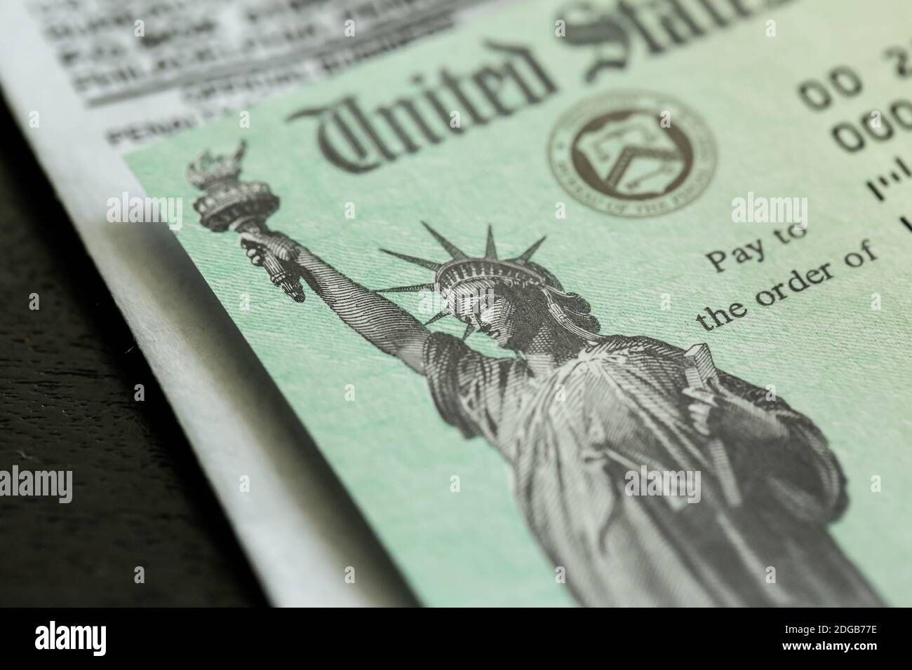 Gros plan du Federal Stimulus Check envoyé à tous les Américains en 2020 pour le soulagement de la pandémie du coronavirus. Banque D'Images
