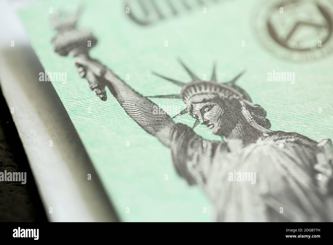 Gros plan extrême de la statue de la liberté sur le chèque de relance fédéral envoyé à tous les Américains en 2020 pour soulager la pandémie de coronavirus. Banque D'Images