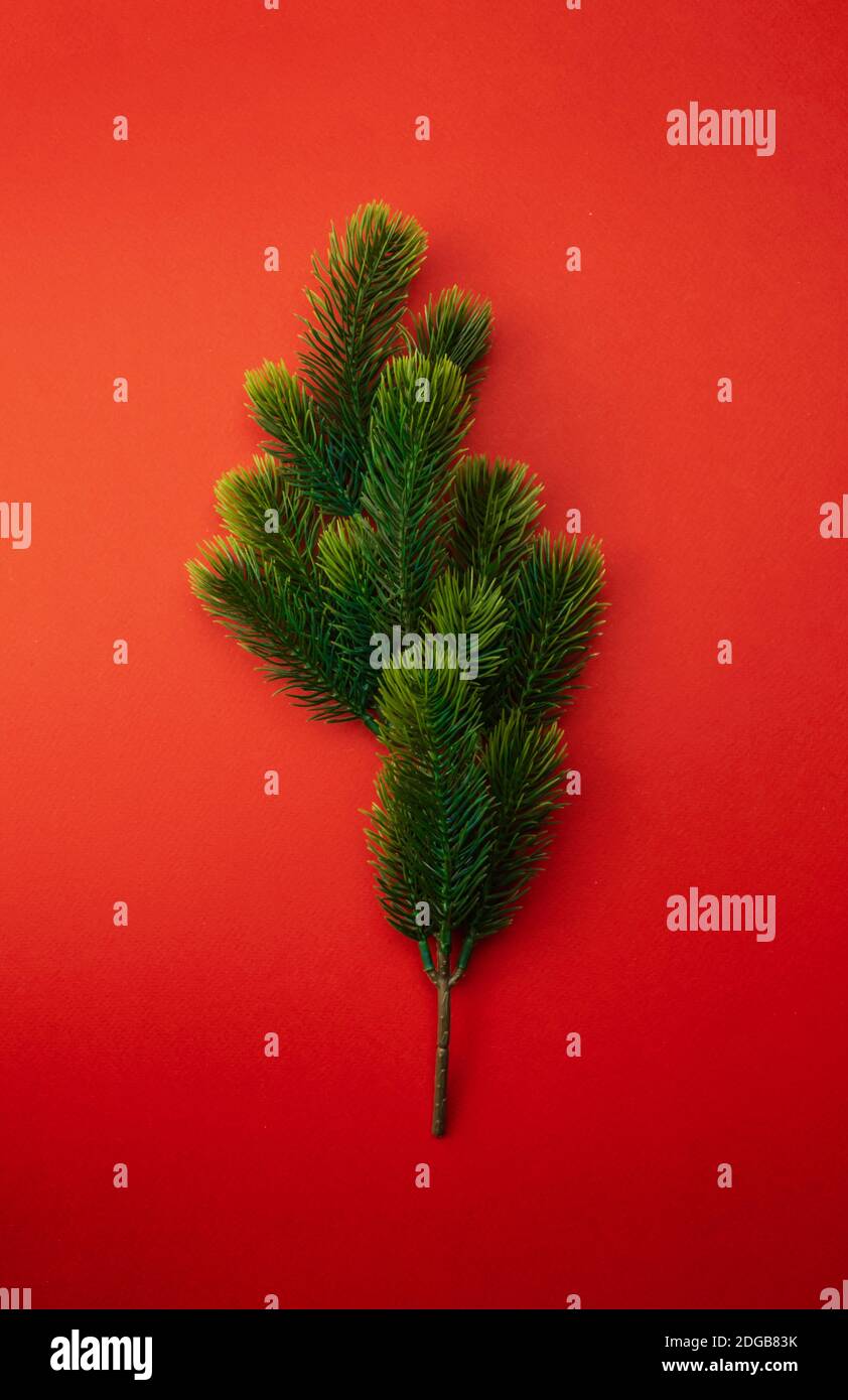 Une série de photos d'avant-noël sur fond rouge et jaune avec des sucettes et des attributs des vacances, vue de dessus, conception plate Banque D'Images