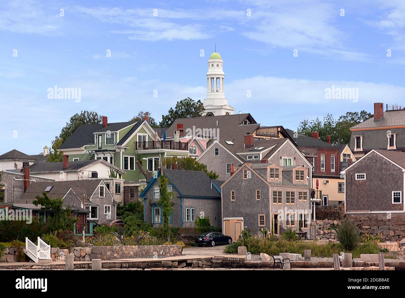 Rockport, Massachusetts Skyline avec la première église congrégationale vole en arrière-plan. Banque D'Images