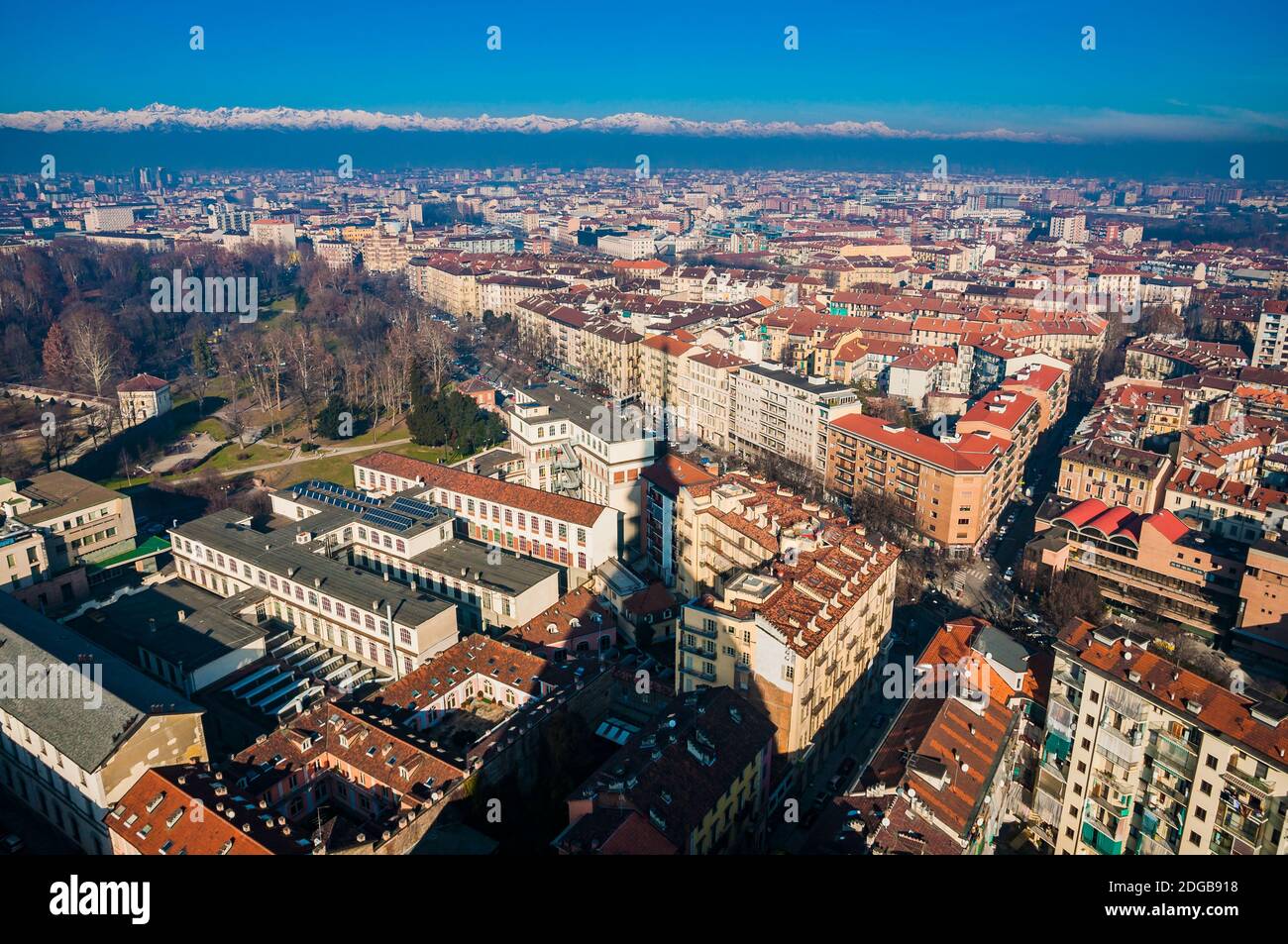Vue aérienne de Turin depuis le sommet de Mole Antonelliana, l'ombre du bâtiment est projetée sur la ville, avec les Alpes en arrière-plan, Turin, P. Banque D'Images