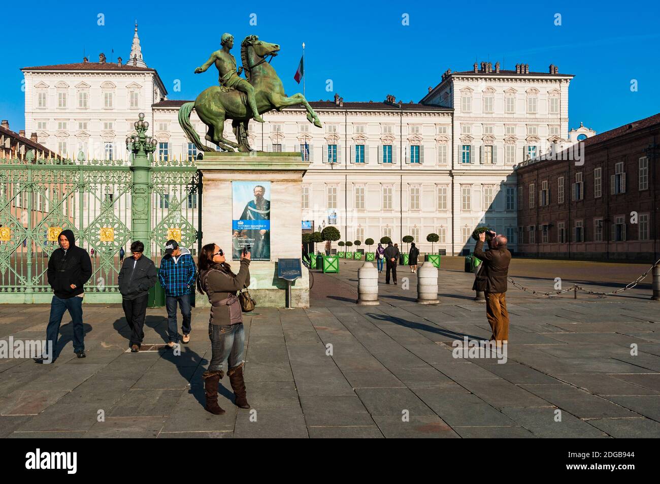 Touristes à côté du Palais Royal de Turin est un palais historique de la Maison de Savoie. Turin, Piémont, Italie, Europe Banque D'Images