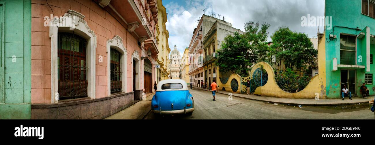 Voiture dans une rue avec un bâtiment du gouvernement en arrière-plan, El Capitolio, la Havane, Cuba Banque D'Images