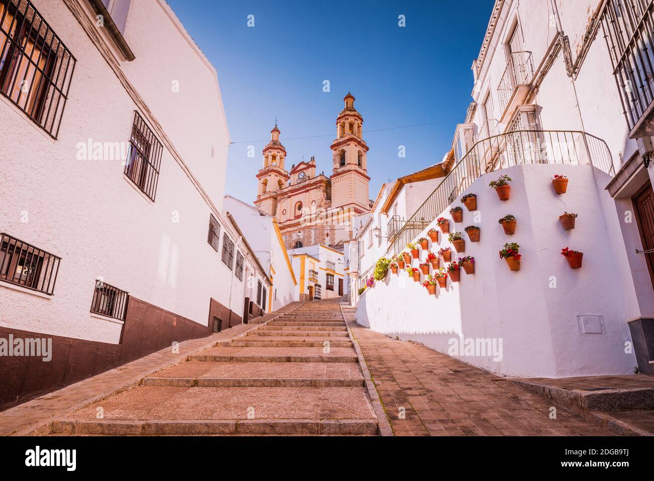 Calle calzada - rue Calzada, rue andalouse typique avec pots, en arrière-plan l'église notre-Dame de l'Incarnation. Olvera, Cádiz, Andal Banque D'Images