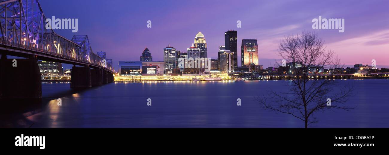 Pont traversant une rivière au crépuscule, George Rogers Clark Memorial Bridge, Ohio River, Louisville, Kentucky, États-Unis Banque D'Images