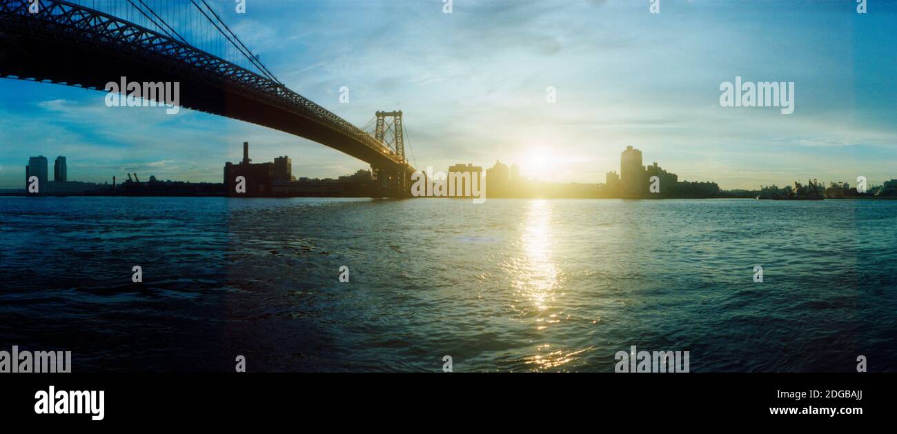 Pont suspendu au-dessus d'une rivière, Williamsburg Bridge, East River, Lower East Side, Manhattan, New York City, New York State, États-Unis Banque D'Images
