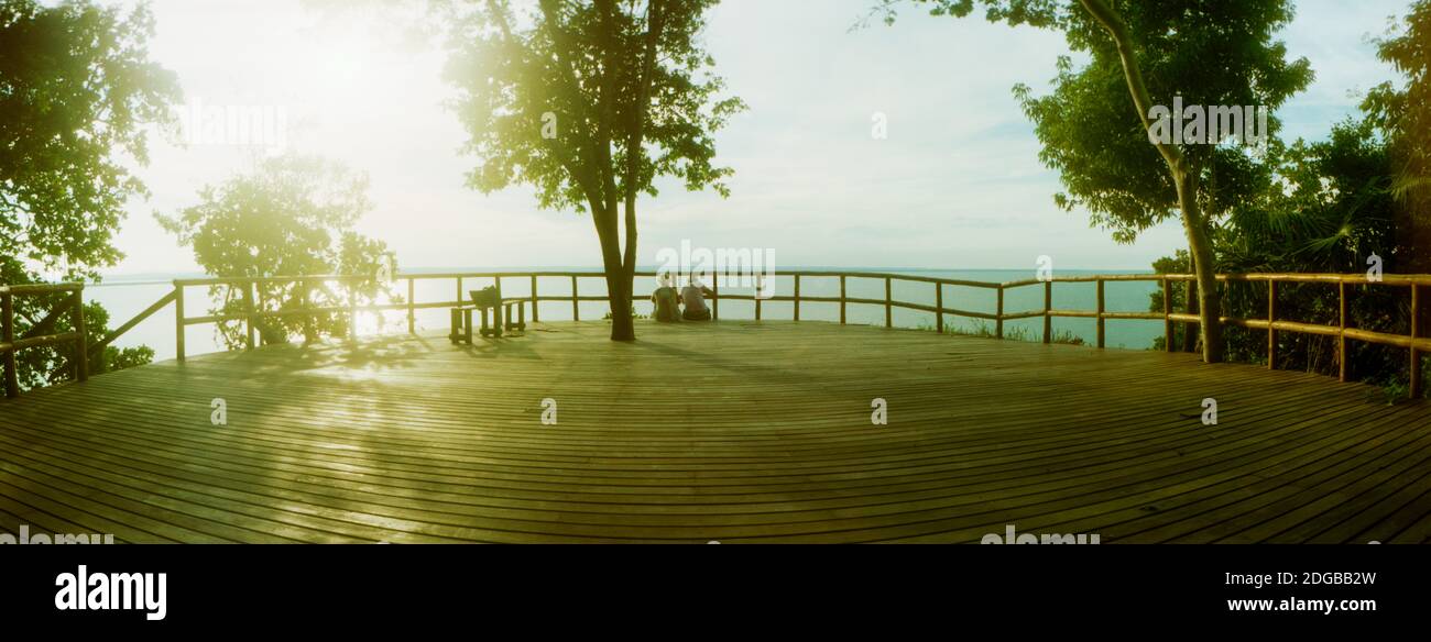 Couple surplombant l'océan au coucher du soleil à Morro de Sao Paulo, Tinhare, Cairu, Bahia, Brésil Banque D'Images