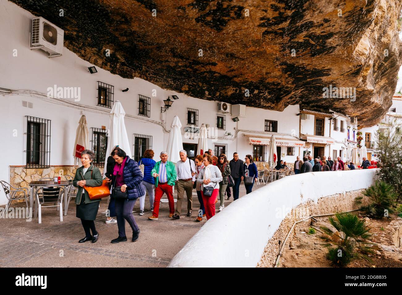 La célèbre rue Cuevas del sol. Rue avec des habitations construites sur des surplombs rocheux. Setenil de las Bodegas, Cádiz, Andalucía, Espagne, Europe Banque D'Images