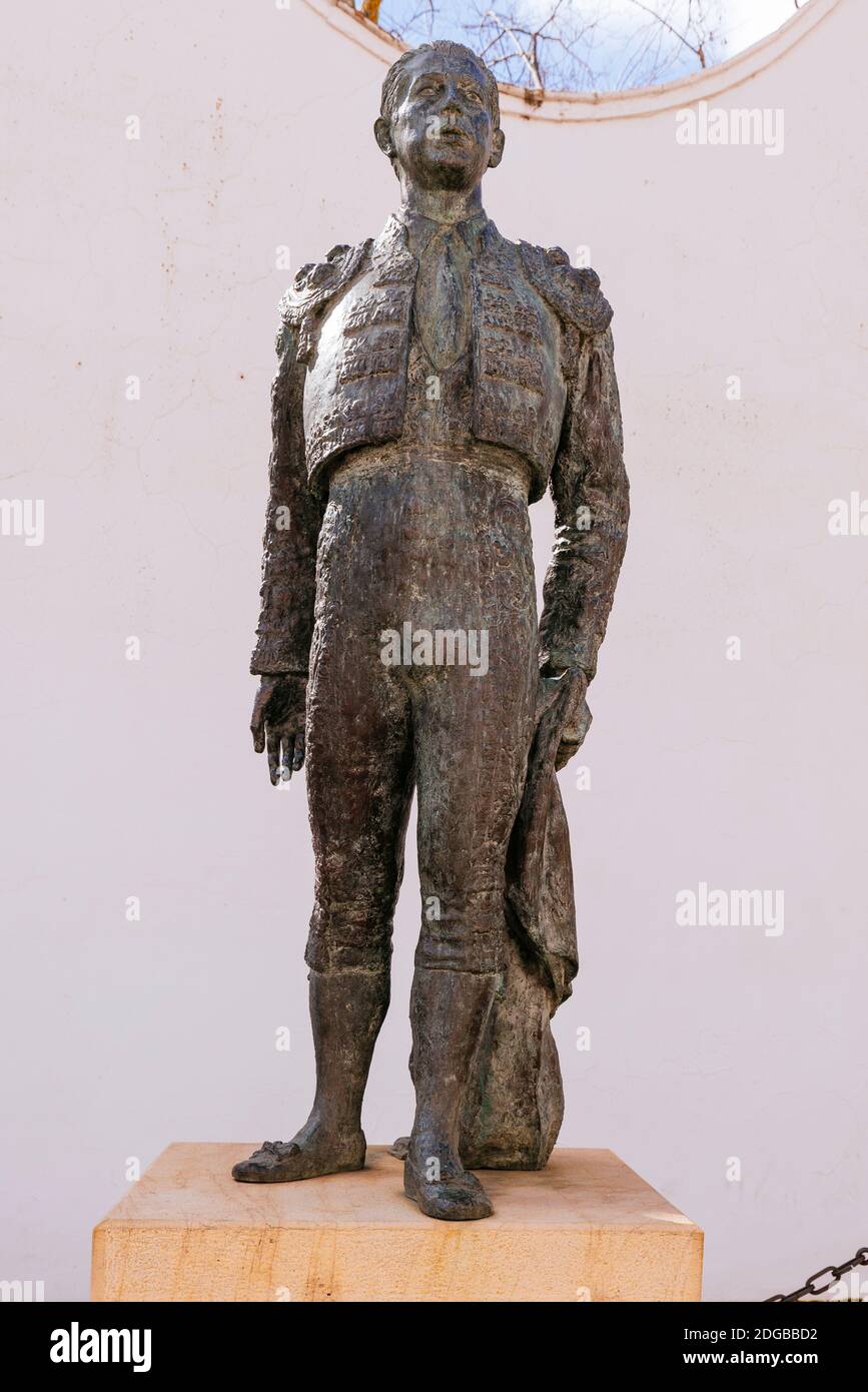 Une statue de bronze du torero Antonio Ordóñez devant le arène. Ronda, Málaga, Andalousie, Espagne, Europe Banque D'Images