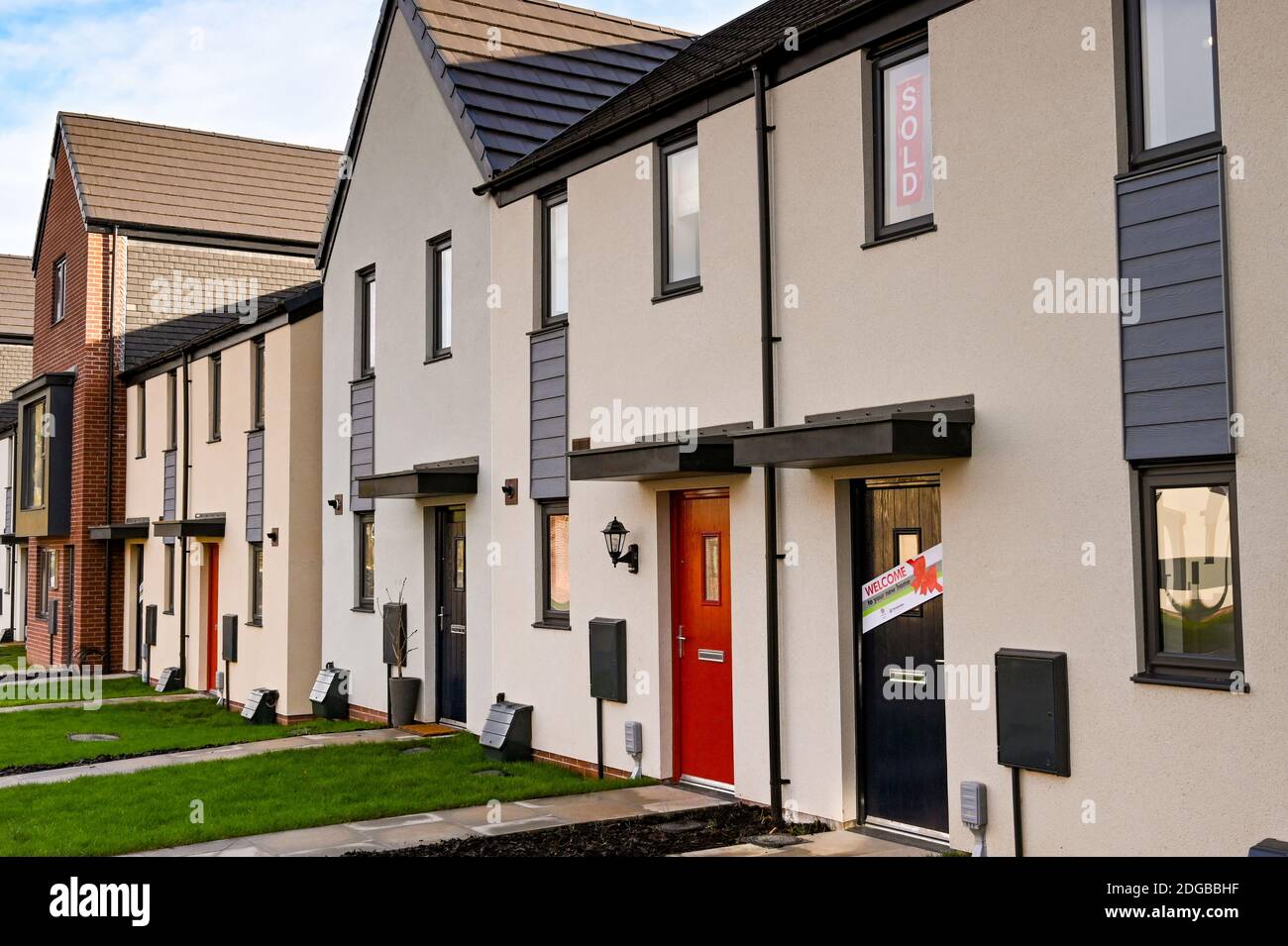 Cardiff, pays de Galles - décembre 2020 : vue extérieure des maisons de liaison sur un nouveau développement de logements à la périphérie de Cardiff. Banque D'Images Cardiff, pays de Galles - décembre 2020 : vue extérieure des maisons de liaison sur un nouveau développement de logements à la périphérie de Cardiff. Banque D'Images