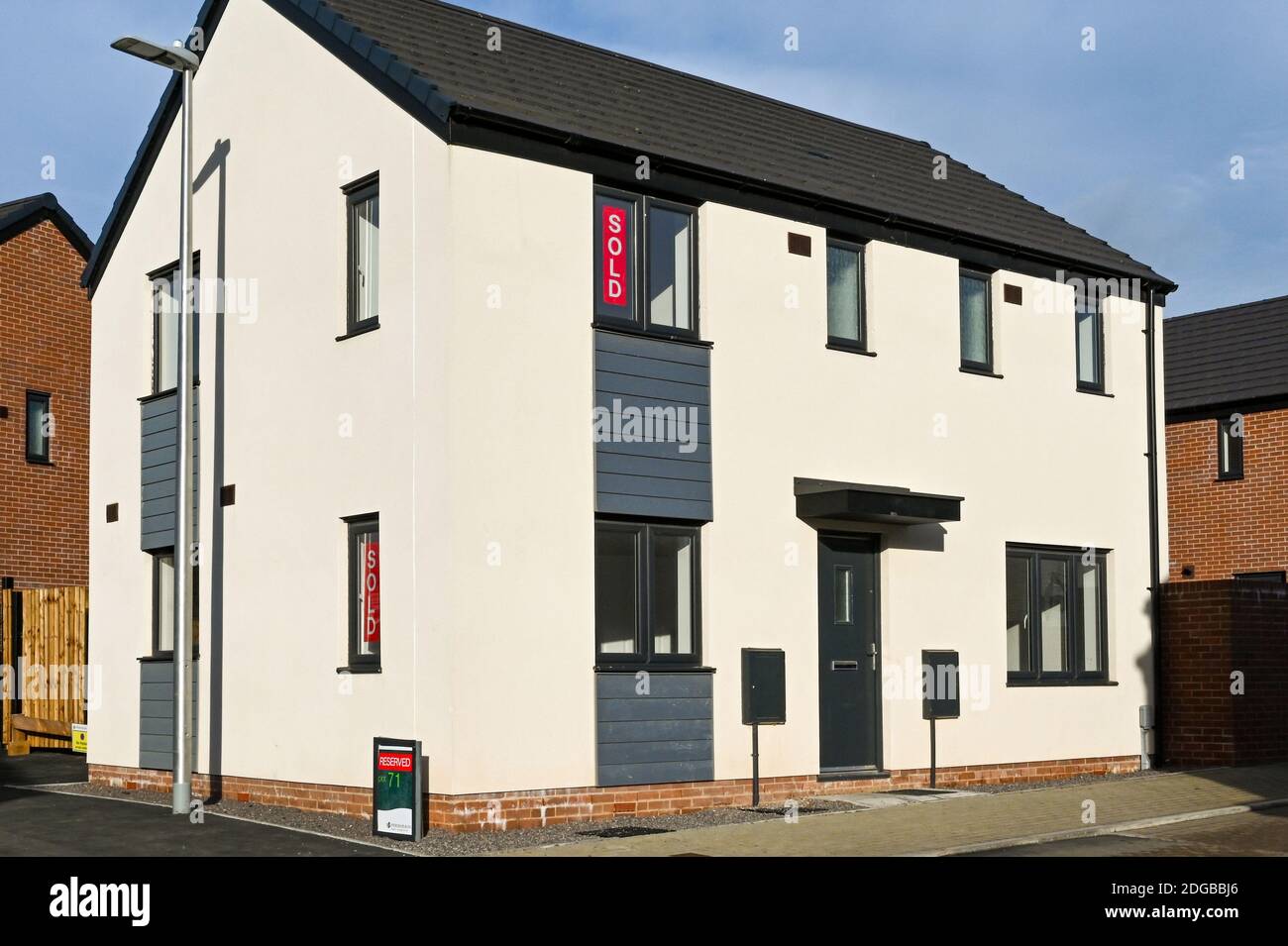 Cardiff, pays de Galles - décembre 2020 : vue extérieure d'une maison individuelle qui a été achetée sur un nouveau développement de logements à la périphérie de Cardiff. Banque D'Images Cardiff, pays de Galles - décembre 2020 : vue extérieure d'une maison individuelle qui a été achetée sur un nouveau développement de logements à la périphérie de Cardiff. Banque D'Images