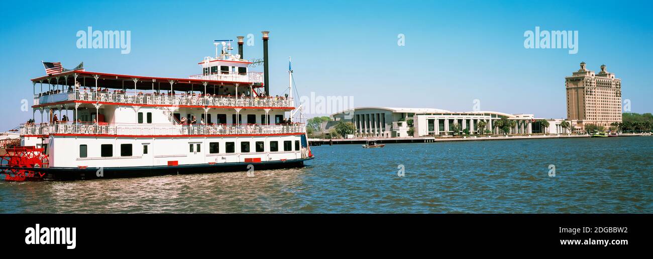 Ferry dans une rivière, Georgia Queen Riverboat, Savannah River, Savannah, Géorgie, États-Unis Banque D'Images