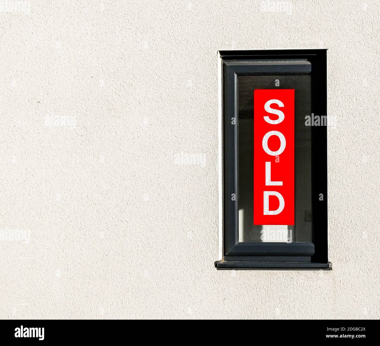 Affiche vendue dans la fenêtre d'une maison nouvellement construite. Personne. Espace de copie, Banque D'Images Affiche vendue dans la fenêtre d'une maison nouvellement construite. Personne. Espace de copie, Banque D'Images