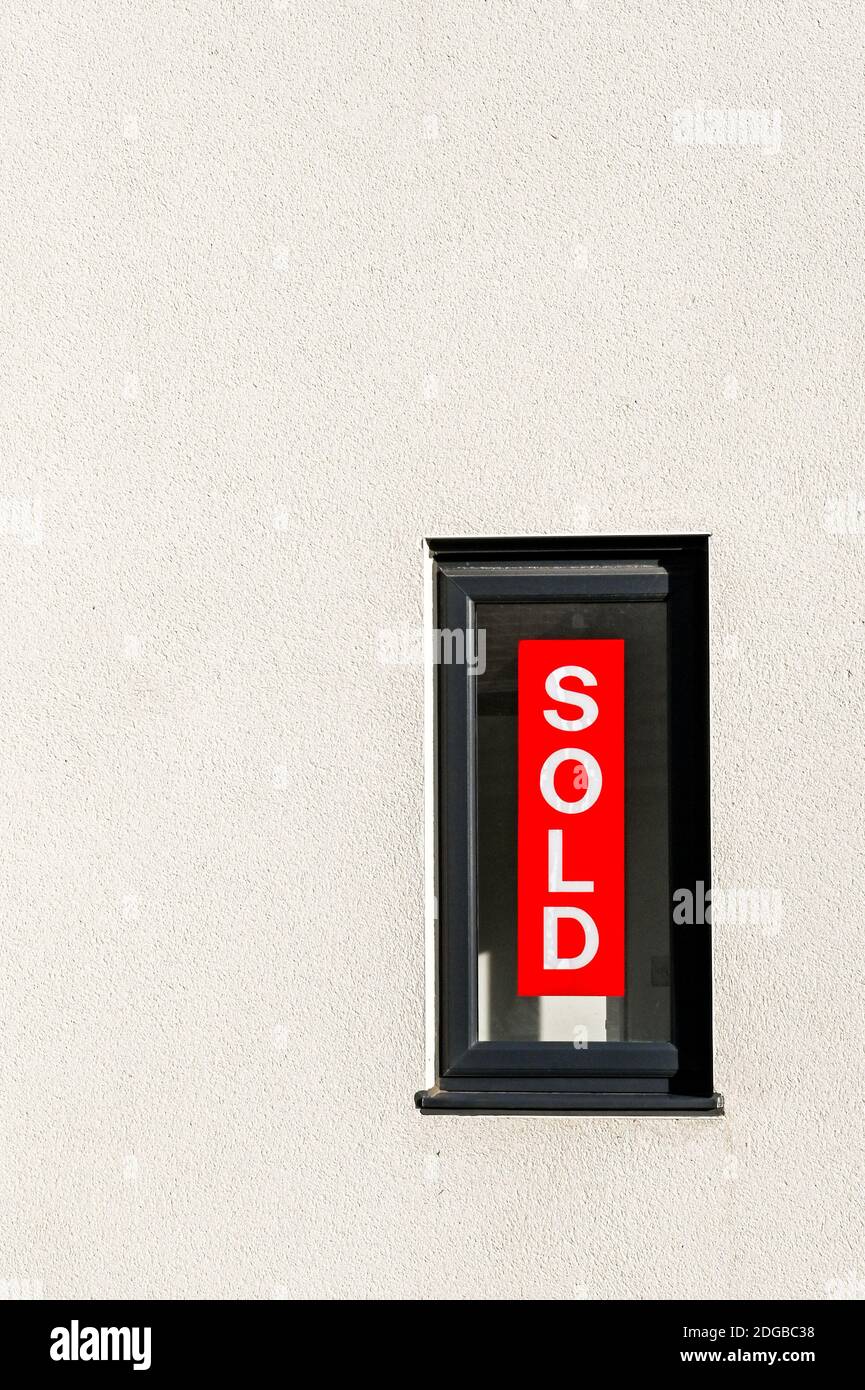 Affiche vendue dans la fenêtre d'une maison nouvellement construite. Personne. Espace de copie, Banque D'Images Affiche vendue dans la fenêtre d'une maison nouvellement construite. Personne. Espace de copie, Banque D'Images