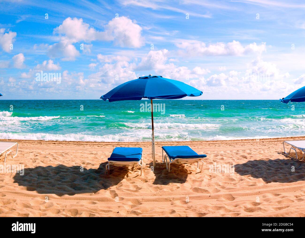Chaises longues et parasol sur la plage, fort Lauderdale Beach, Floride, États-Unis Banque D'Images