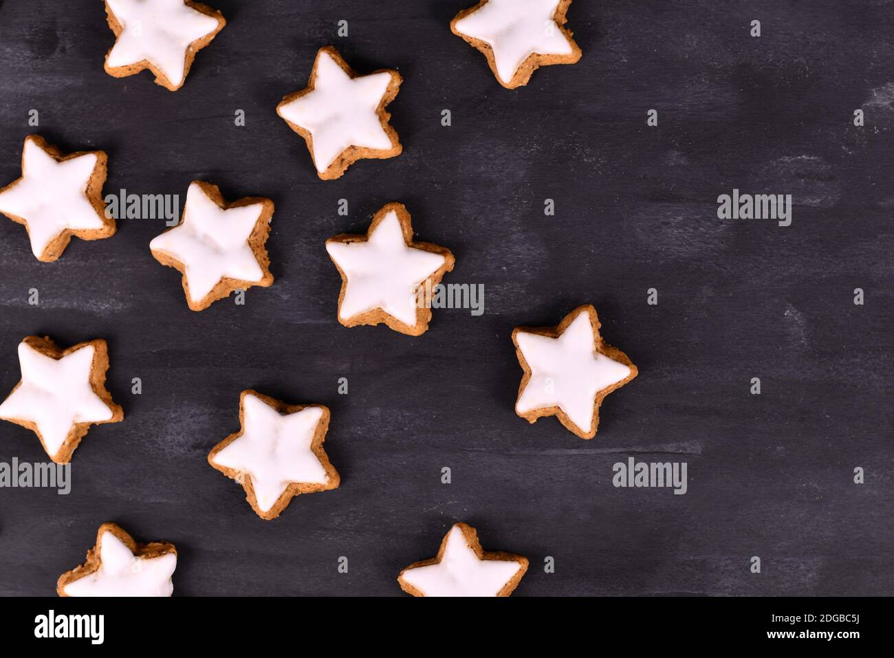 Biscuits de Noël à la cannelle émaillée en forme d'étoile allemande appelés « Zimtsterne » armoire noir foncé Banque D'Images