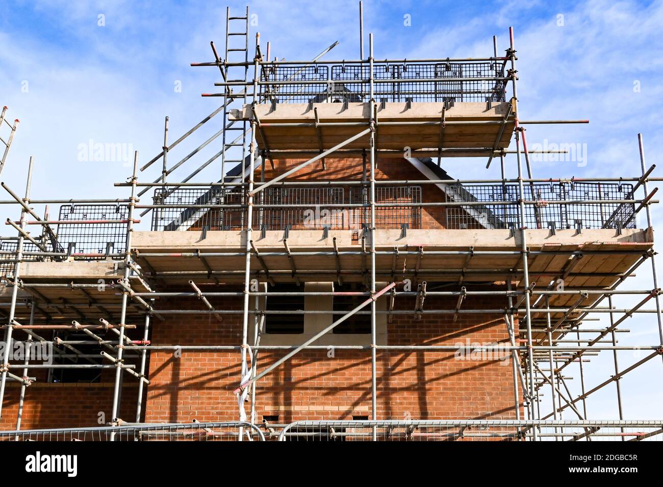 Cardiff, pays de Galles - décembre 2020 : échafaudage autour d'une maison construite sur un nouveau développement de logements à la périphérie de Cardiff. Banque D'Images Cardiff, pays de Galles - décembre 2020 : échafaudage autour d'une maison construite sur un nouveau développement de logements à la périphérie de Cardiff. Banque D'Images