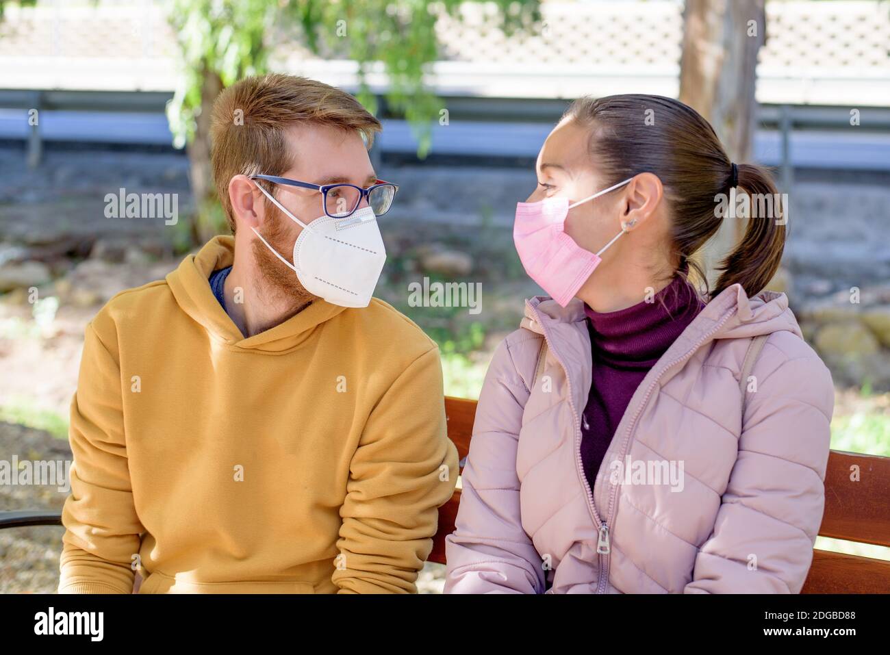 Homme et femme dans un masque médical. Portrait de famille pendant une pandémie. Masque médical de protection. Protection contre le virus pandémique Covid 19 Banque D'Images