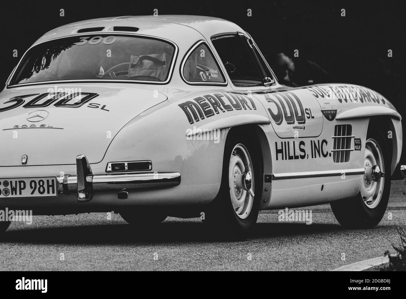 CAGLI , ITALIE - OTT 24 - 2020 : MERCEDES-BENZ 300 SL W 198 1954 sur une vieille voiture de course en rallye mille Miglia 2020 la célèbre course historique italienne (19 Banque D'Images