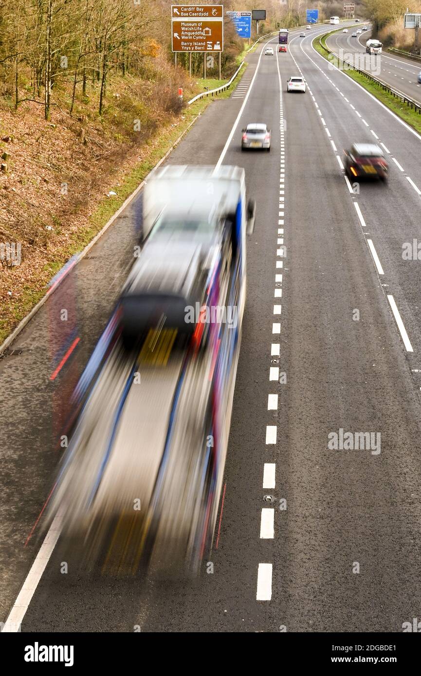 Cardiff, pays de Galles - décembre 2020 : camion articulé sur l'autoroute M4 près de Cardiff. Vitesse d'obturation lente utilisée pour rendre le mouvement flou. Banque D'Images