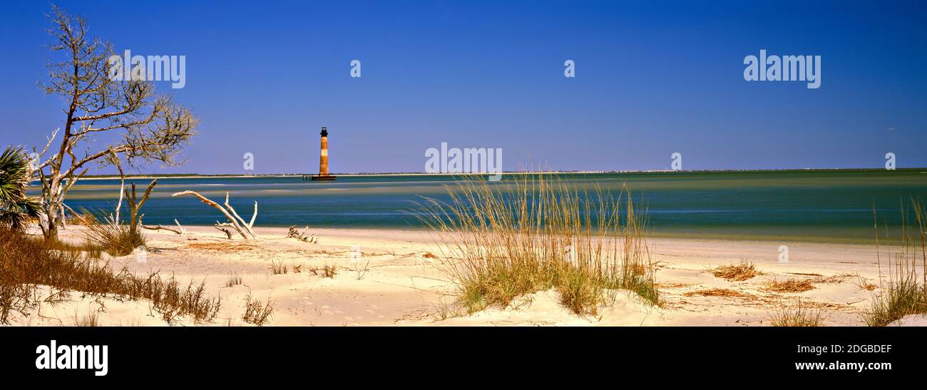Plage avec phare en arrière-plan, phare de Morris Island, Morris Island, Caroline du Sud, États-Unis Banque D'Images