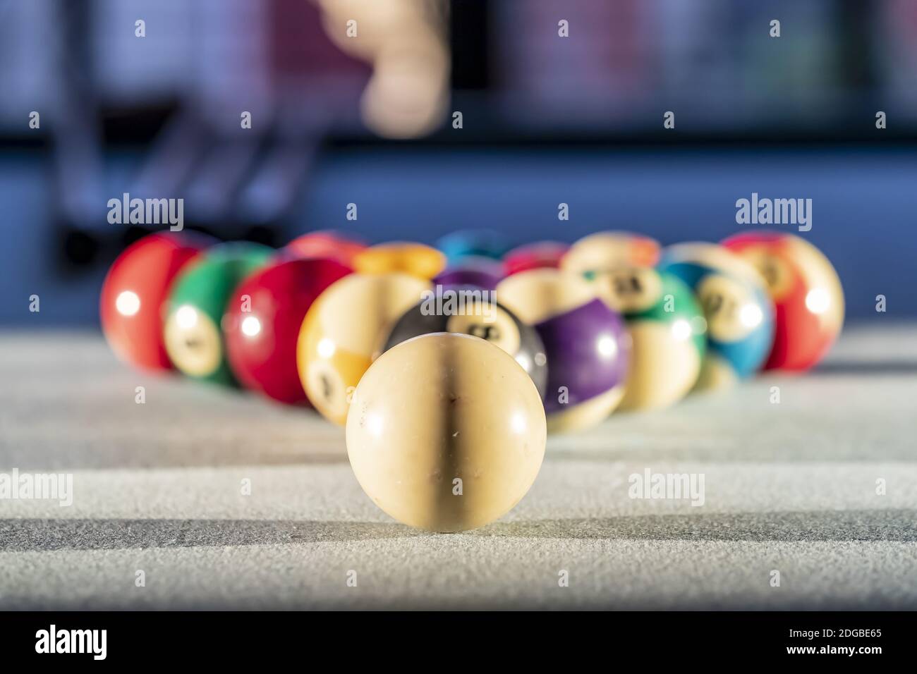 Un triangle de boules de billard prêt pour UN Jeu de billard Banque D'Images