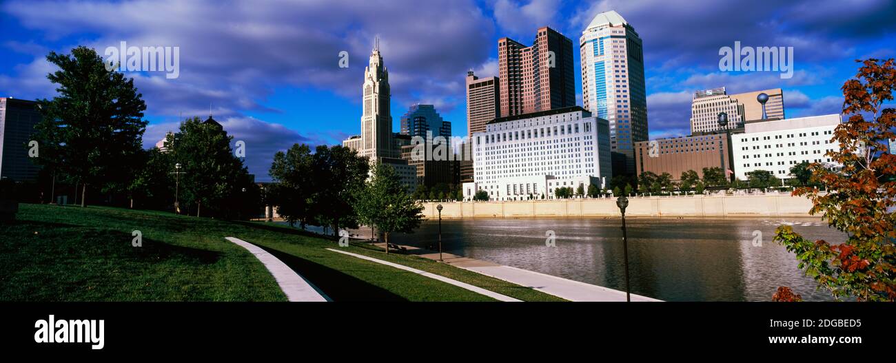 Gratte-ciels au bord de l'eau, rivière Scioto, Columbus, Ohio, États-Unis Banque D'Images