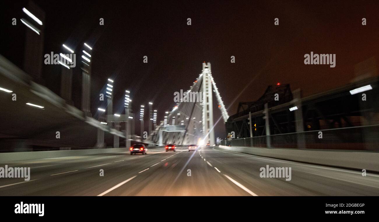 Véhicules sur le Bay Bridge la nuit, baie de San Francisco, San Francisco, Californie, États-Unis Banque D'Images