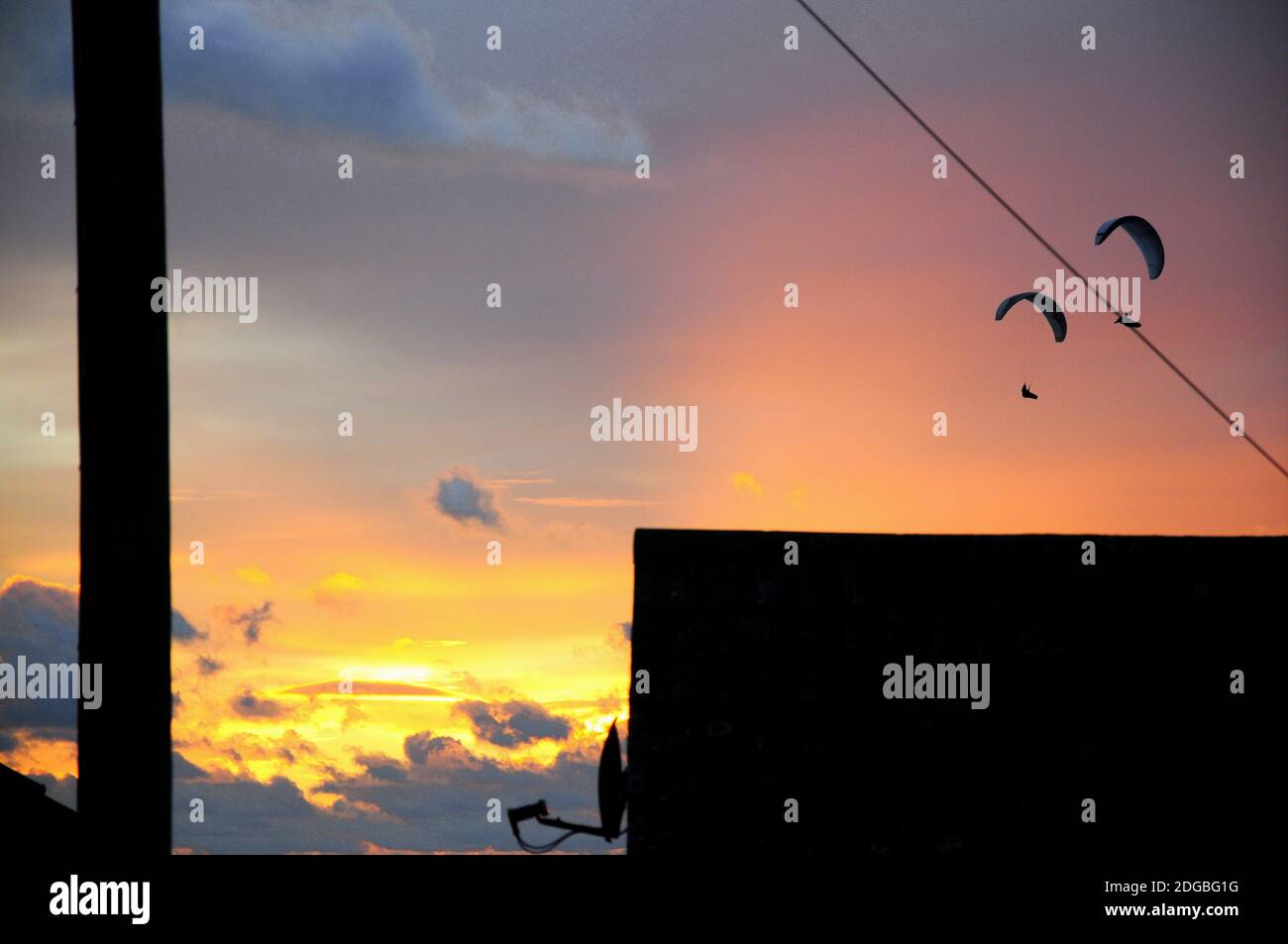 Île de Portland. 8 décembre 2020. Météo Royaume-Uni. Les parapentes survolent la baie de Lyme au coucher du soleil, vue de l'île de Portland à Dorset. Crédit : stuart fretwell/Alay Live News Banque D'Images