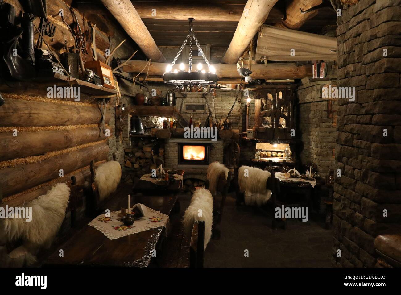 Vue sur une ancienne chambre highlander en bois et pierre avec une cheminée Banque D'Images