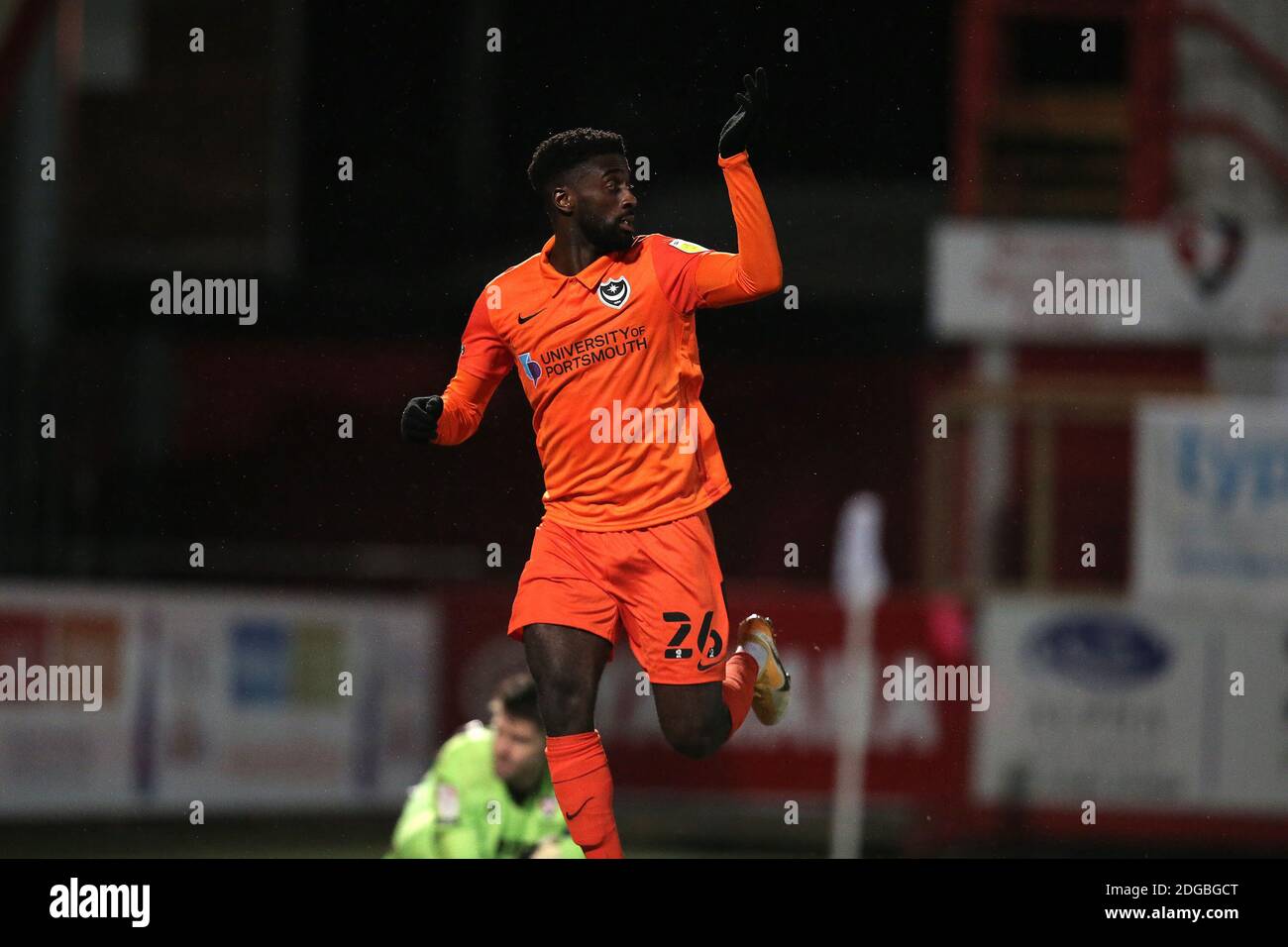 Cheltenham, Royaume-Uni. 08 décembre 2020. Jordy Hiwula-Mayifuila de Portsmouth célèbre sa création en 3-0 lors du match de Trophée de l'EFL entre Cheltenham Town et Portsmouth au stade Jonny-Rocks, Cheltenham, Angleterre, le 8 décembre 2020. Photo de Dave Peters/Prime Media Images. Crédit : Prime Media Images/Alamy Live News Banque D'Images