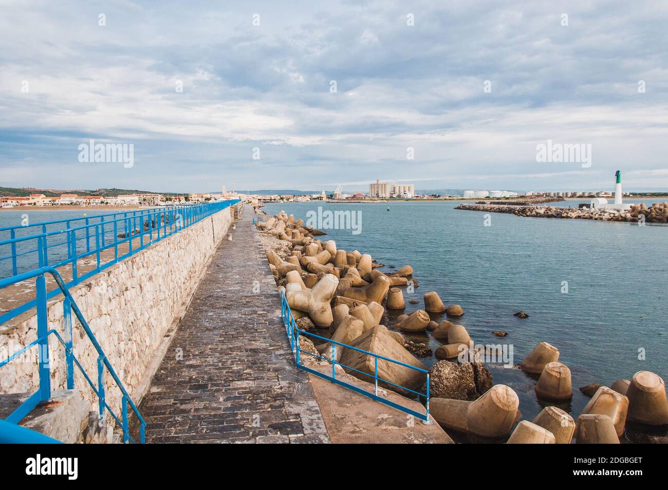 Phare de Port-la-Nouvelle en rouge et blanc sur ciel nuageux Banque D'Images
