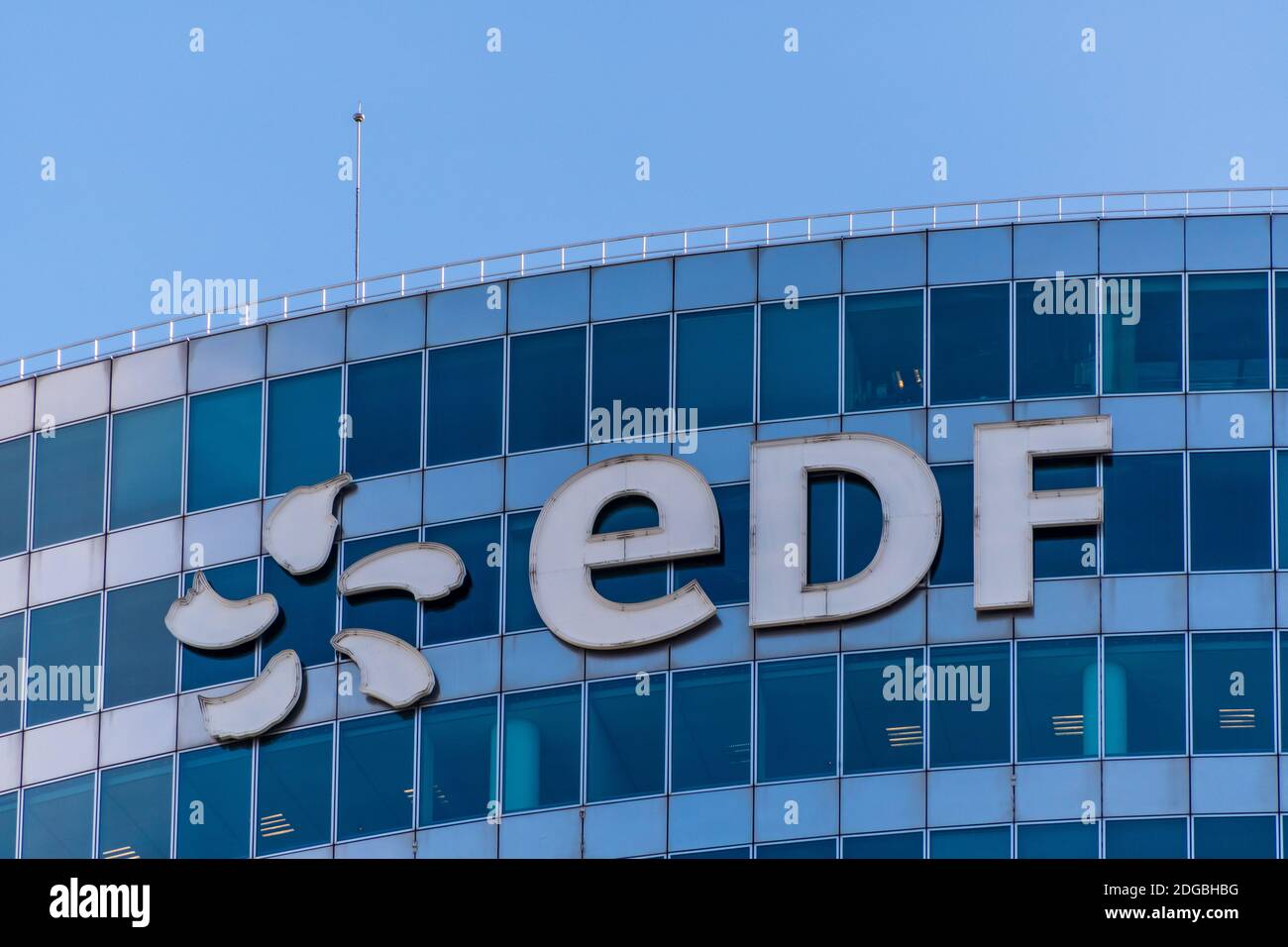 Puteaux, France - 12 novembre 2020 : vue extérieure du haut du bâtiment EDF (électricité de France) à Paris-la Défense Banque D'Images