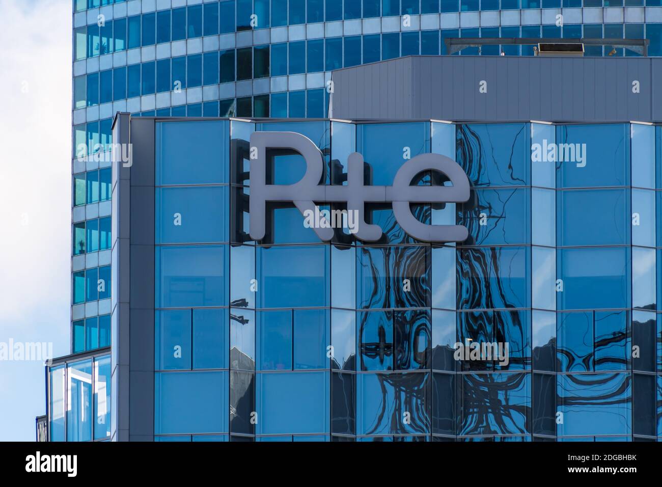 Puteaux, France - 12 novembre 2020 : logo de RTE (réseau de transport d'électricité), en haut du bâtiment de la fenêtre à Paris la Défense Banque D'Images