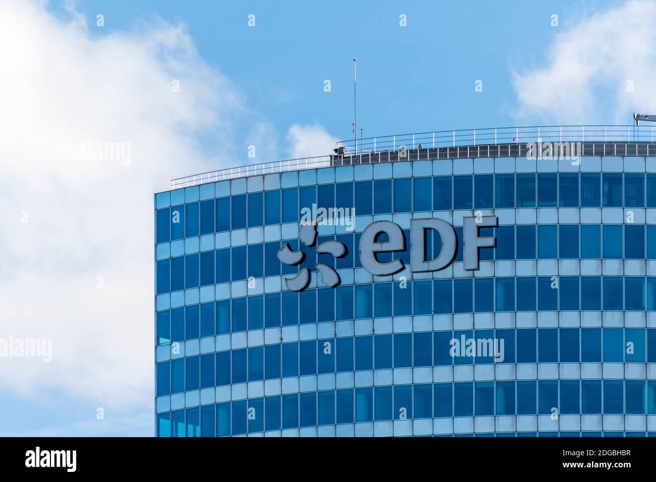 Puteaux, France - 12 novembre 2020 : vue extérieure du haut du bâtiment EDF (électricité de France) à Paris-la Défense Banque D'Images