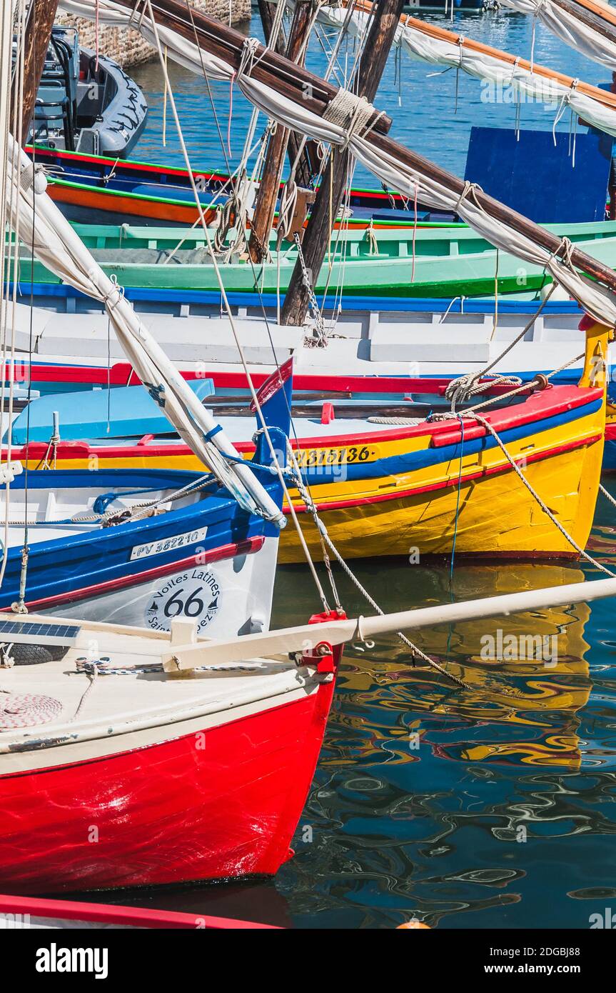 Vue pittoresque sur les bateaux dans le port de Collioure, France Banque D'Images