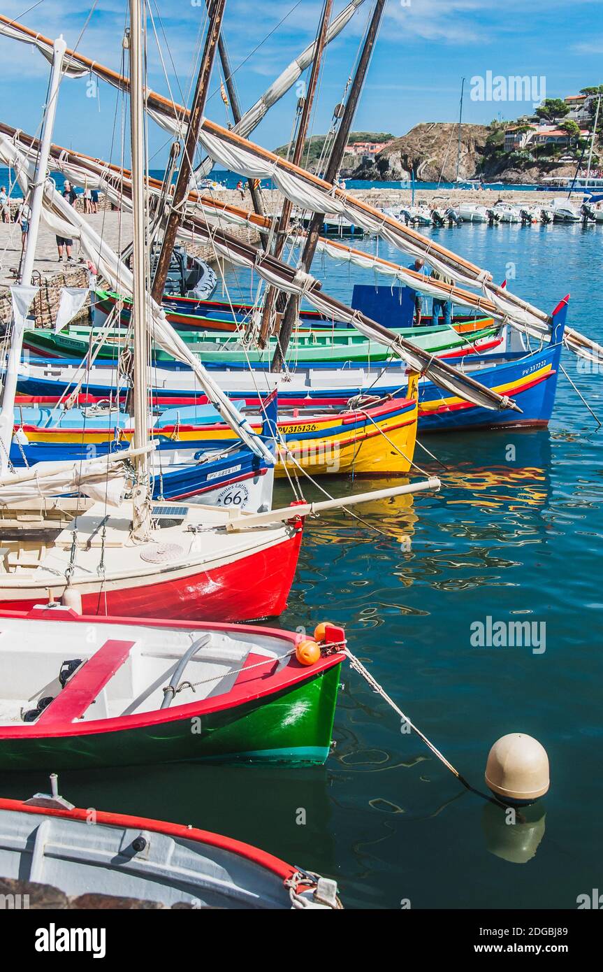 Vue pittoresque sur les bateaux dans le port de Collioure, France Banque D'Images