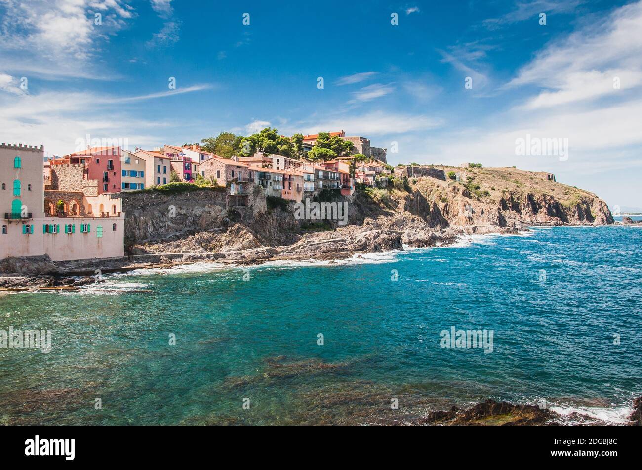 Vue pittoresque sur les rues de Collioure, France Banque D'Images