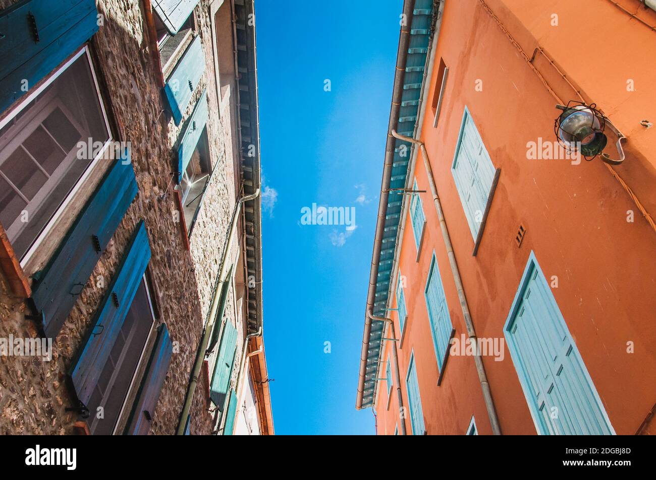 Vue pittoresque sur les rues de Collioure, France Banque D'Images