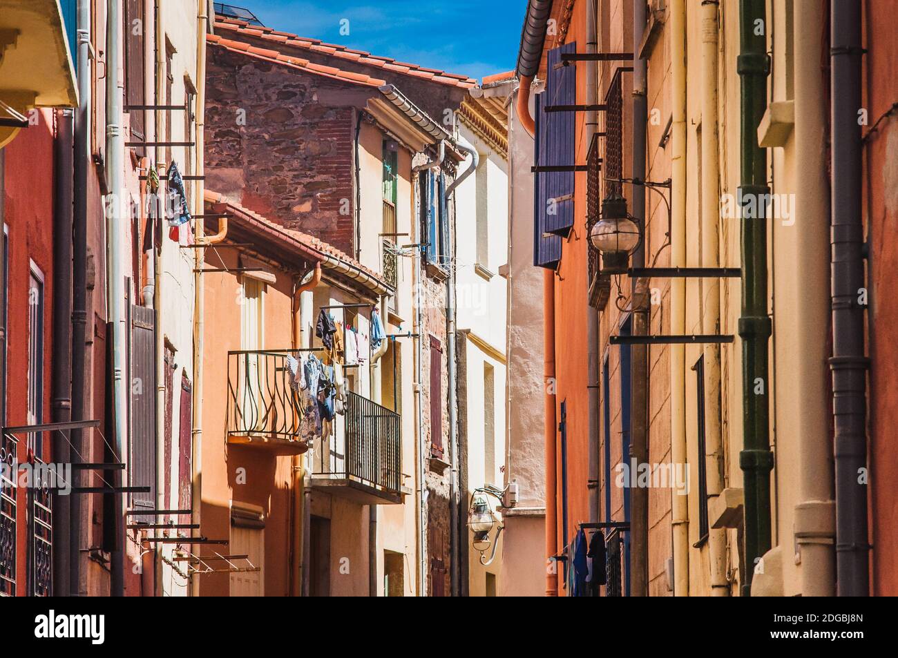 Vue pittoresque sur les rues de Collioure, France Banque D'Images