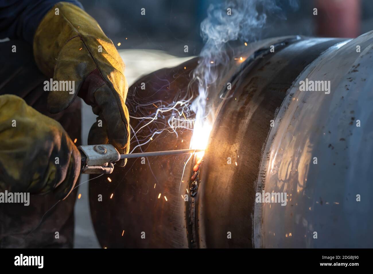Soudage manuel à l'arc d'éléments de tuyauterie de grand diamètre Banque D'Images